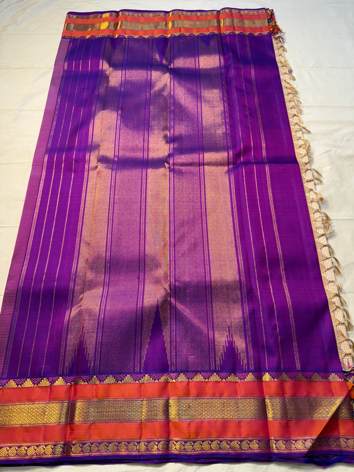 Biscuit Kattam Amethyst Purple — Pure Silk Kanchipuram
Biscuit-beige micro-checks with orange korvai borders & amethyst-purple pallu ✨
Silk Mark Certified • Antique Zari Weave • Ships in Two Weeks • Free Shipping within USA