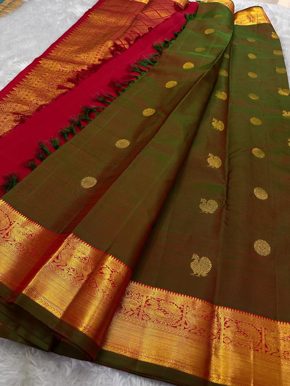 ✨ Manthulir Deepam — Pure Silk Kanchipuram Saree ✨
Dual-tone bottle green with rust-copper korvai border, gold zari coin & mango buttas, and a grand brocade pallu.
Silk Mark Certified • Free USA Shipping • Ships in 2 Weeks • Blouse Stitching $30 ✅