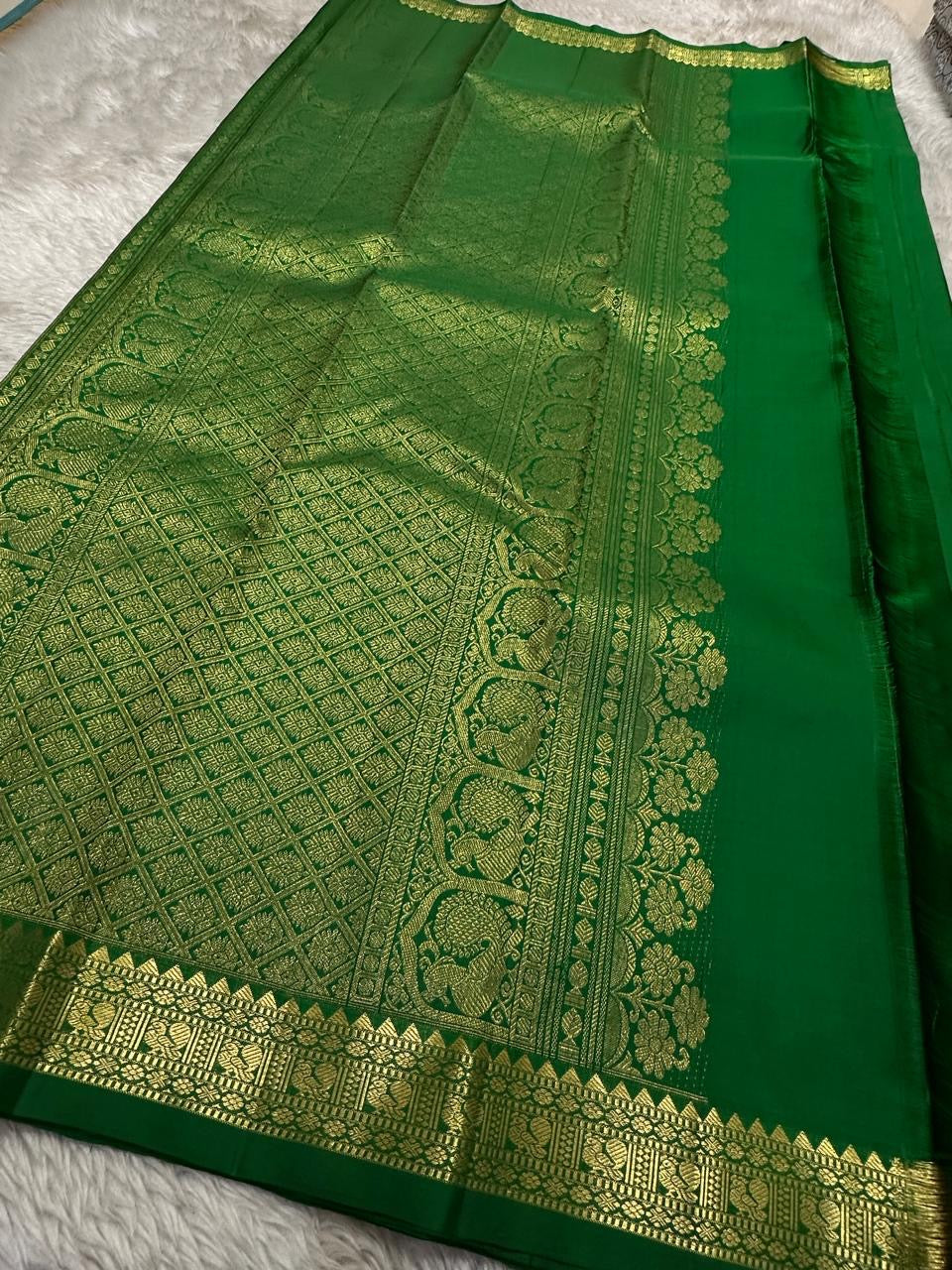Small Border Pachai | Pure Kanchipuram Silk Saree
Temple green elegance with petite zari buttas & fine korvai border ✨
Silk Mark Certified • Free USA Shipping • Ships in Two Weeks