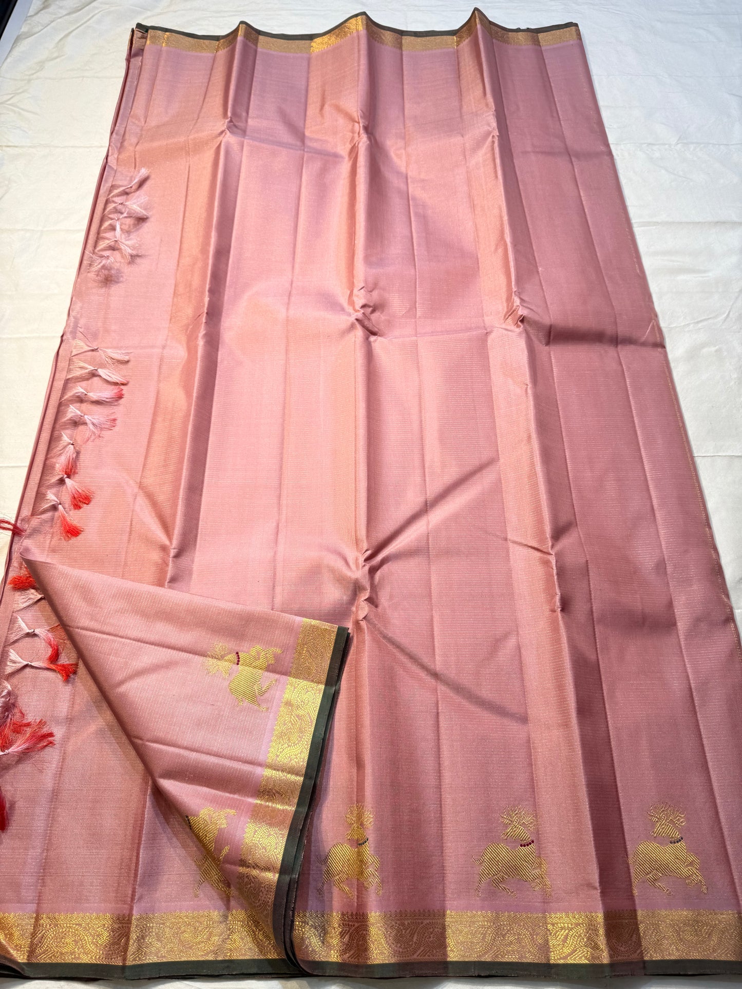 ilam Thamarai — Pure Silk Kanchipuram Saree
Blush rose-pink body with green korvai border woven in gold yaali & mayil motifs · Rich zari pallū with paisley vines · Running blouse included
Silk Mark Certified • Free Shipping within USA • Ships in 1 Week