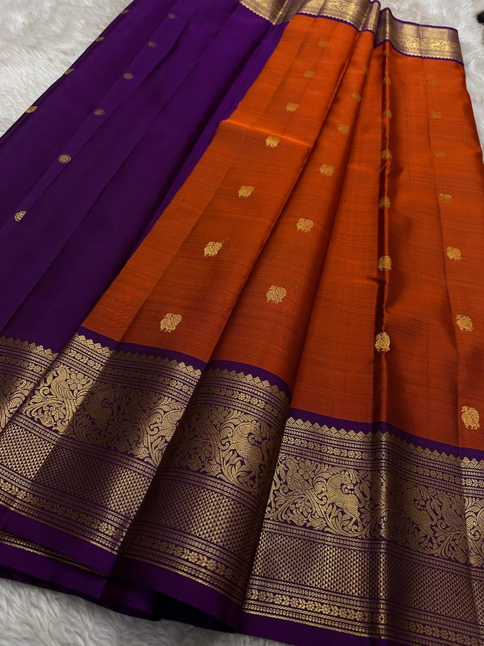 Sindhoora Valli – Orange & Violet Kanchipuram Pure Silk Saree ✨
Auspicious Orange Body with Golden Zari peacock Buttas
Violet Korvai Border with Temple-Inspired Motifs
Grand Violet Pallu with Intricate Zari Weaving
Silk Mark Certified, delivery in 2 week
