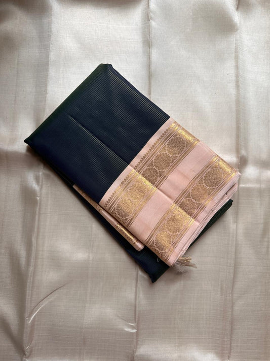 Haritha Pale Rose Vairaoosi — Pure Silk Kanchipuram Saree
Deep Forest-Green Vairaoosi Body with Pale-Rose Korvai Border & Gold Chakra Zari
Silk Mark Certified • Free USA Shipping • Ships in Two Weeks ✅