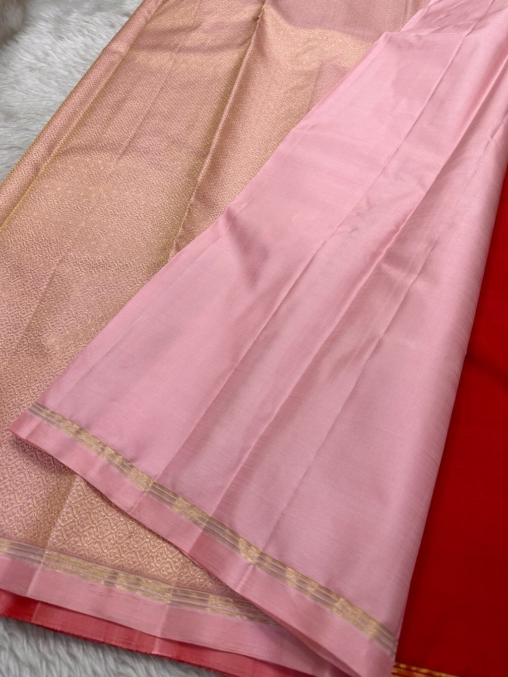 Raspberry Rose  Gandaberunda - Pure Korvai Kanchipuram Silk Saree
Raspberry red body with zari woven Gandaberunda buttas ✨
Soft petal-pink korvai border & zari-detailed pallu 🌸
Silk Mark Certified | fall, pico blouse fabric ✅ ships in a week