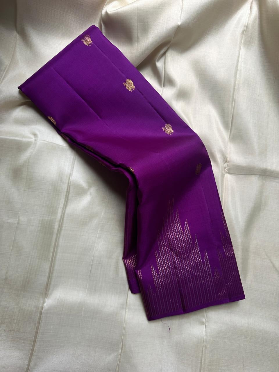 Sampoorna – Royal Purple Kanchipuram Pure Silk Saree
A regal drape in deep purple, adorned with silver and gold zari buttas. Finished with a stunning thazampoo reku border, this saree blends tradition with timeless grace.
