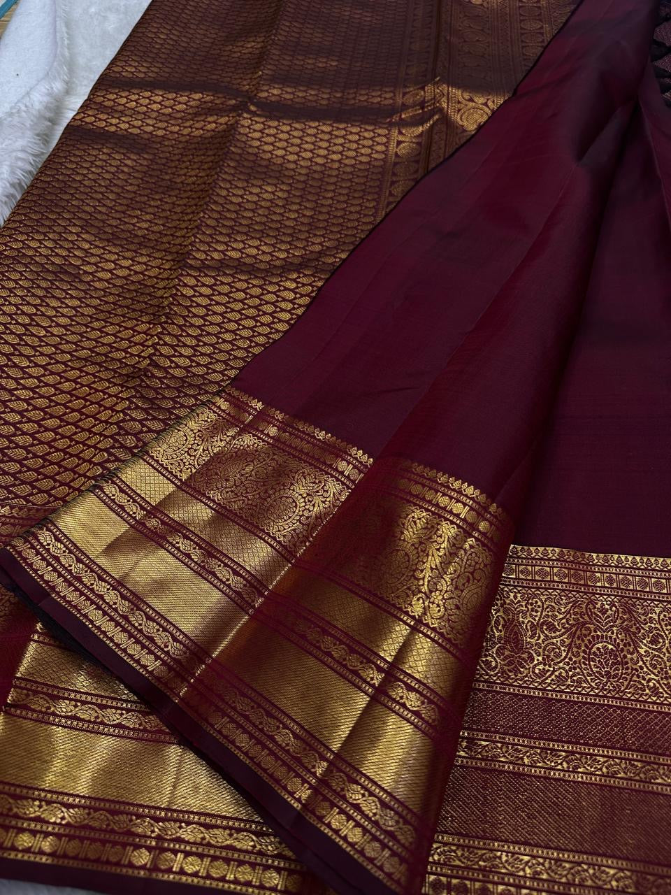 Kani- Brown ✨ – Shimmery Brown Pure Mulberry Silk Kanchipuram Saree with Intricate Zari Kamalam Buttas, Varisaipet Muthuseer & Annampet Floral Borders, Flowing Vines, Bavanji Border Deck, and Diamond Pet Pallu with Thilakam Motifs Silk Mark Certified