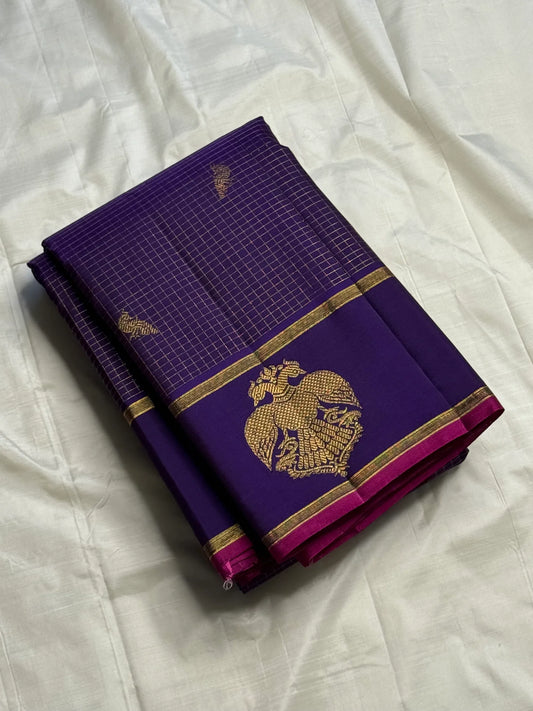 Vadamalli Gandaberunda Kattam — Pure Silk Kanchipuram Saree
Royal purple body with fine kattam checks & zari mankolam buttas, adorned with grand Gandaberunda borders and rich diamond brocade pallu with pink selvedge.
Silk Mark Certified ✅ | Fall & Pico