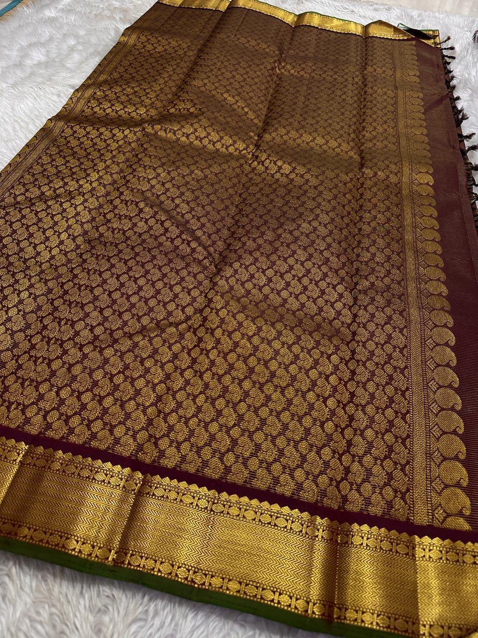 Kili Brown Maroon ✨
Vairaoosi Pure Silk Kanchipuram Saree
With Gold Kili (Parrot) Motifs
Vanki Neli Border with Arai Maadam & Rudhraksham Pet
Opulent Grid Zari Pallu & Matching Blouse
