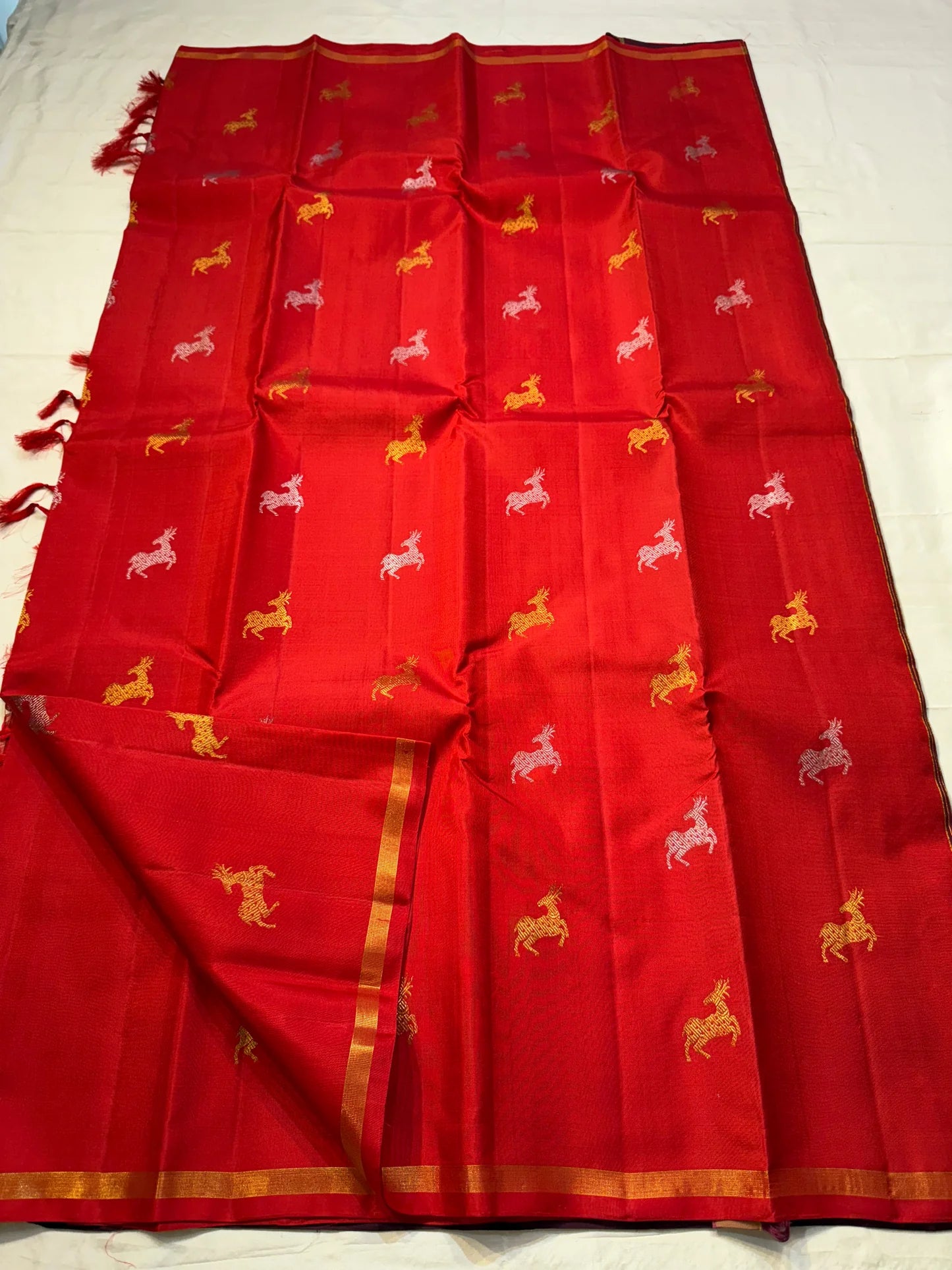 Scarlet Deer — Pure Silk Kanchipuram Saree
Vermilion Red Body with Gold & Silver Deer Motifs ✨
Silk Mark Certified • Fall & Pico Done • Free USA Shipping • Ships in Two Weeks ✅