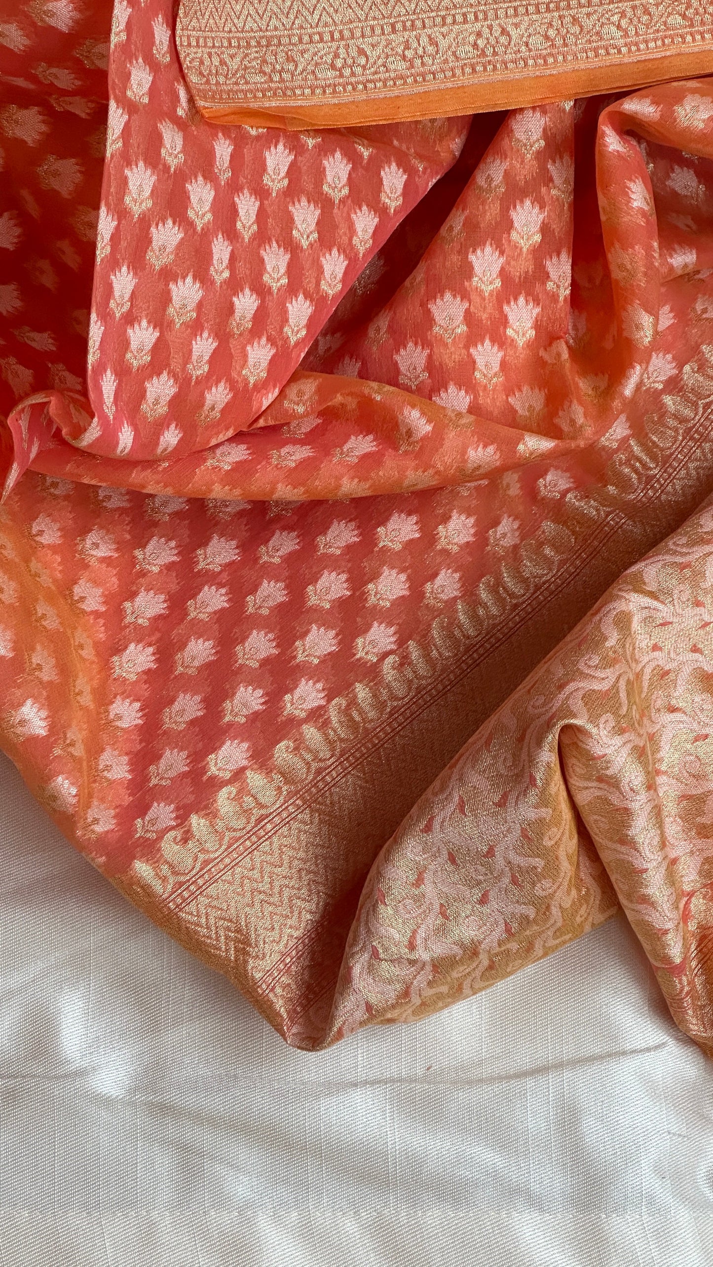 π Peach Sona Roopa β Pure Silk-Cotton Chanderi Saree β¨
Soft peach with gold & silver zari buttas πΏ Lightweight & elegant
Now $69 (was $99) | Ships from New Jersey | $5 USA Shipping πΊπΈ