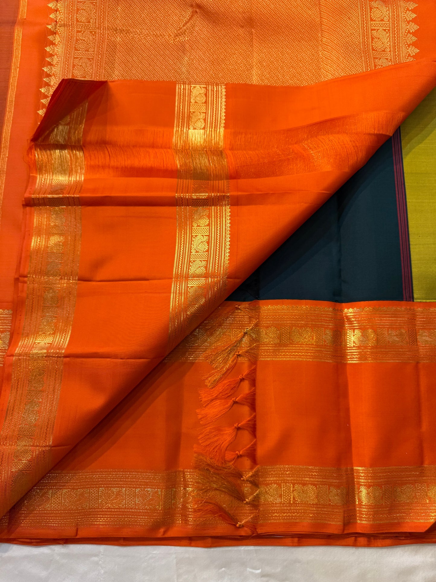 Divya – Handwoven Black Kanchipuram Pure Silk Saree with Mayil & Floral Butta, Finished with a Bold Rettapettu Border