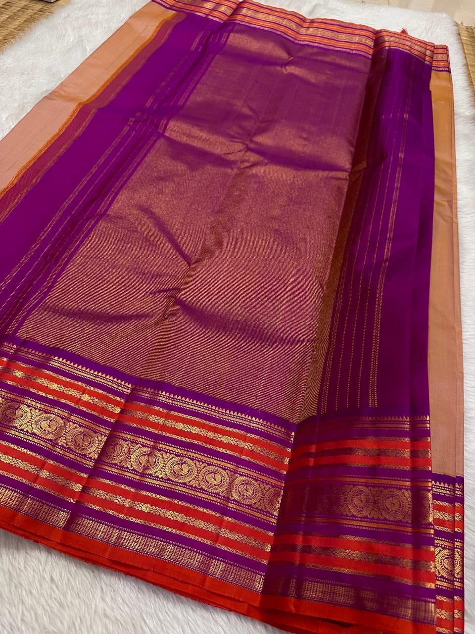 Valli – Handwoven Terracotta Blush Kanchipuram Silk Saree Featuring Intricate Mayil Butta and a Dual-Tone Varisaipet Border in Plum and Vermilion, Adorned with Temple-Inspired Zari motifs