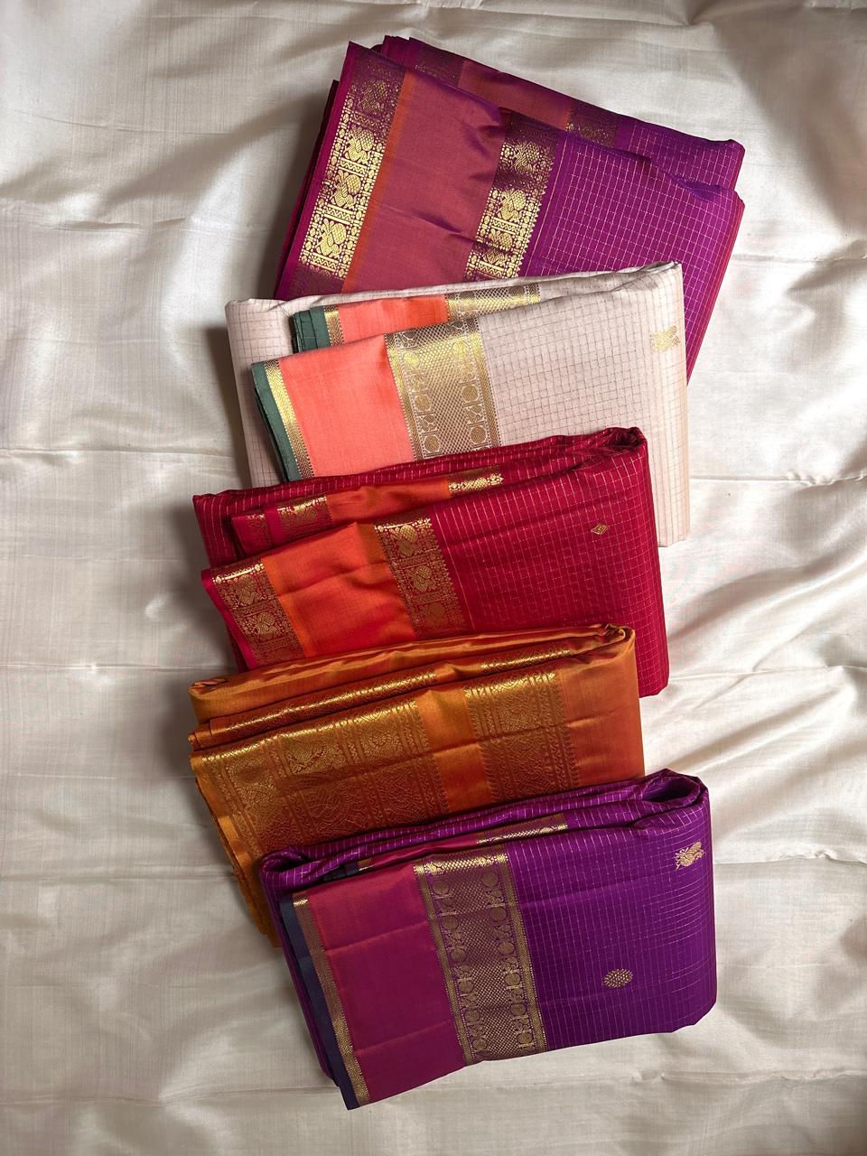 Ivory Saffron Zari Kattam | Pure Kanchipuram Silk ✨
Ivory body with zari kattam checks, gold buttas & saffron border 🍂
Silk Mark Certified • Free Shipping within USA • Ships in Two Weeks ✅