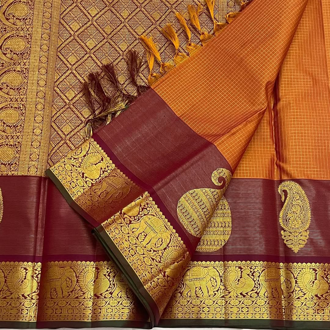 Ushas — Rust Orange Pure Kanchipuram Silk Saree
Radiant Rust Orange Oosi Kattam body with ornate Paisley 2gm Zari ✨
Arakku Red Vanasringaram, Muthuseer & Kamalam border with Fishpettu
Exquisite Arakku Red diamond-pet grid Zari pallu green selvedge