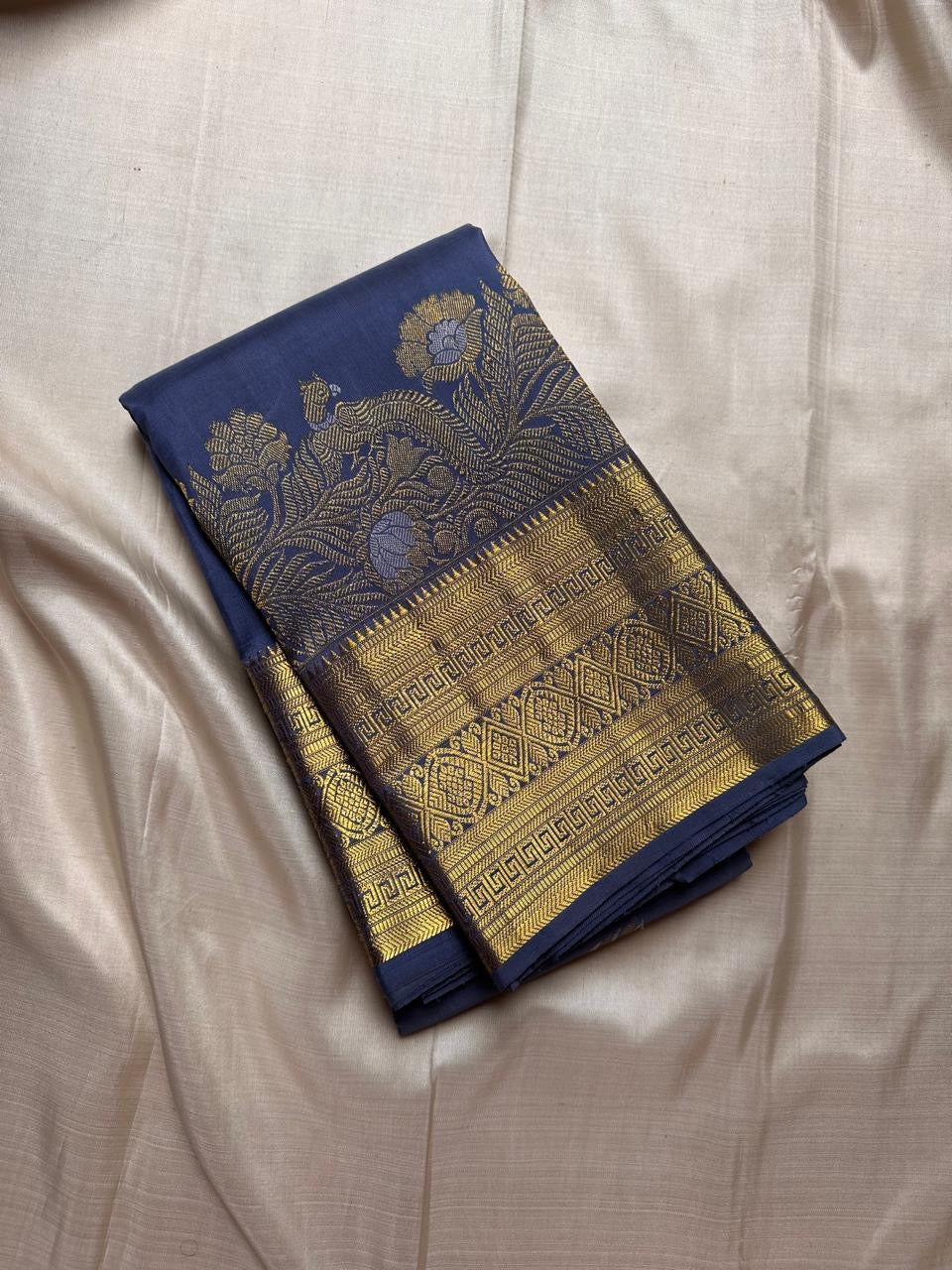 Krishnaa ✨ – Dusky Blue Pure Handwoven Kanchipuram Silk Saree with Woven Peacock Feather Zari, Varisaipet Border, Floral Vines, Sorgavaasal Mayil Pallu with Diamond Pet Grid, Bridal & Festival Ready, Silk Mark Certified, ships in a week from ordering