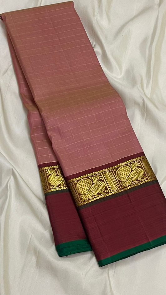 Arakku Rose — Pure Silk Kanchipuram Saree
Dusty-Rose Kattam Body • Arakku-Maroon Korvai Border • Antique-Gold Yali Zari • Grand Maroon Pallu
Matching Arakku Blouse • Silk Mark Certified • Free USA Shipping • ships in two weeks