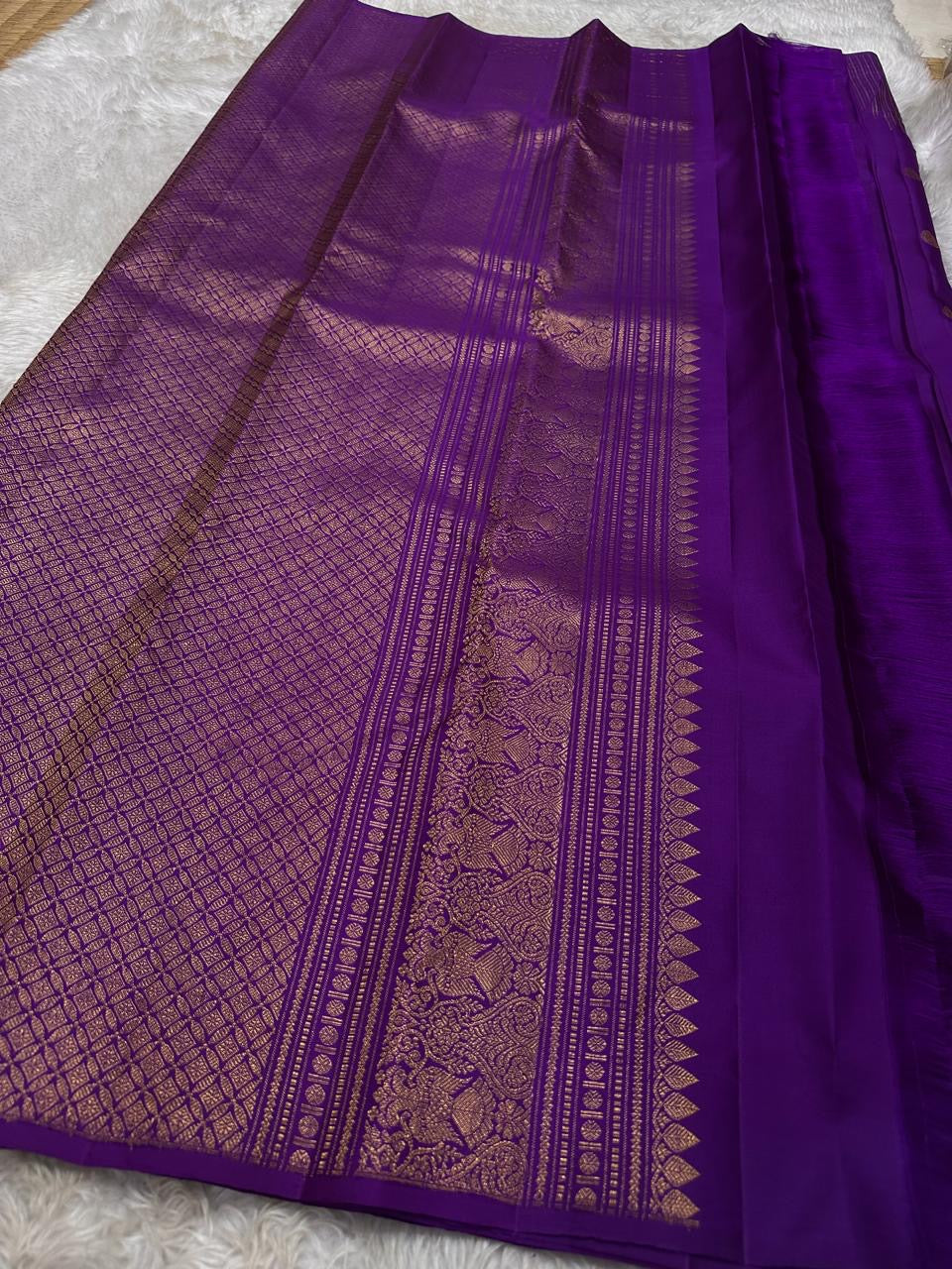 Sampoorna – Royal Purple Kanchipuram Pure Silk Saree
A regal drape in deep purple, adorned with silver and gold zari buttas. Finished with a stunning thazampoo reku border, this saree blends tradition with timeless grace.
