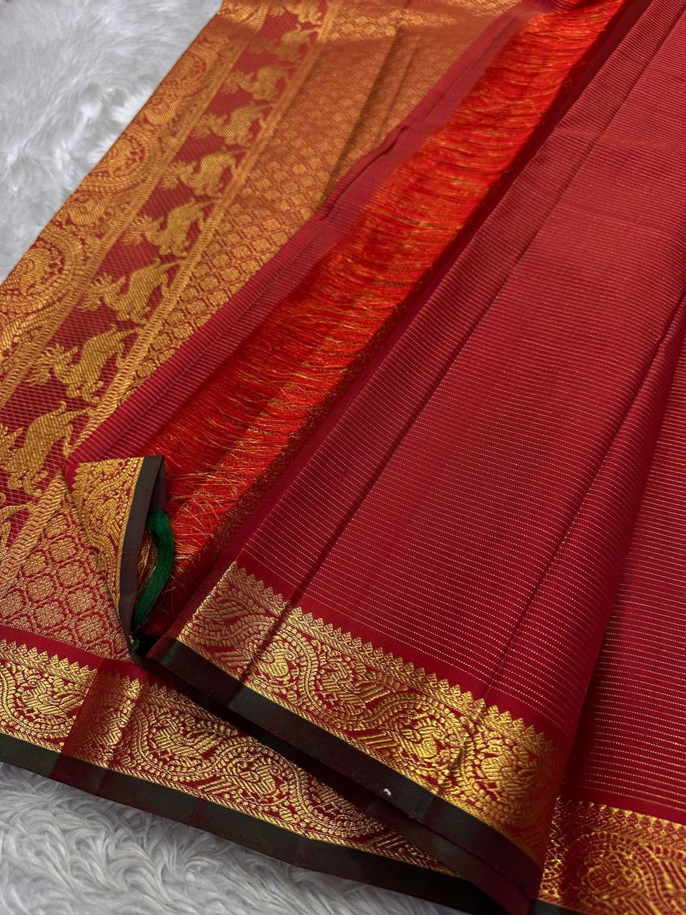Red Vairaoosi Maan — Pure Silk Kanchipuram Saree
Vibrant crimson-red body in fine vaira oosi weave with gold maan (deer) motifs 🦌
Antique-gold zari borders, copper brocade pallu & dark selvedge detailing ✨
Silk Mark Certified • Free USA Shipping • Ships