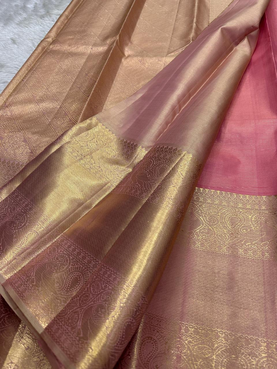 ✨ Rose Vairaoosi — Pure Silk Kanchipuram Saree ✨
Blush rose body with fine vairaoosi stripes and gold coin buttas, framed by antique-gold paisley brocade borders and a glowing full zari pallu.
Silk Mark Certified ✅ • Free Shipping within USA 🇺🇸 •