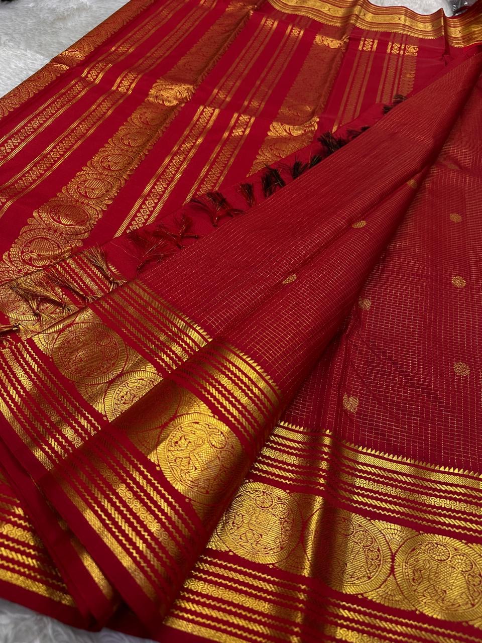 Vermilion Podi Kattam 🌺 Pure Silk Kanchipuram Saree
All-over zari pinstripes & mini podi kattam checks ✨
Broad antique-gold borders with chakram medallions 🪙
Silk Mark Certified ✅ | F