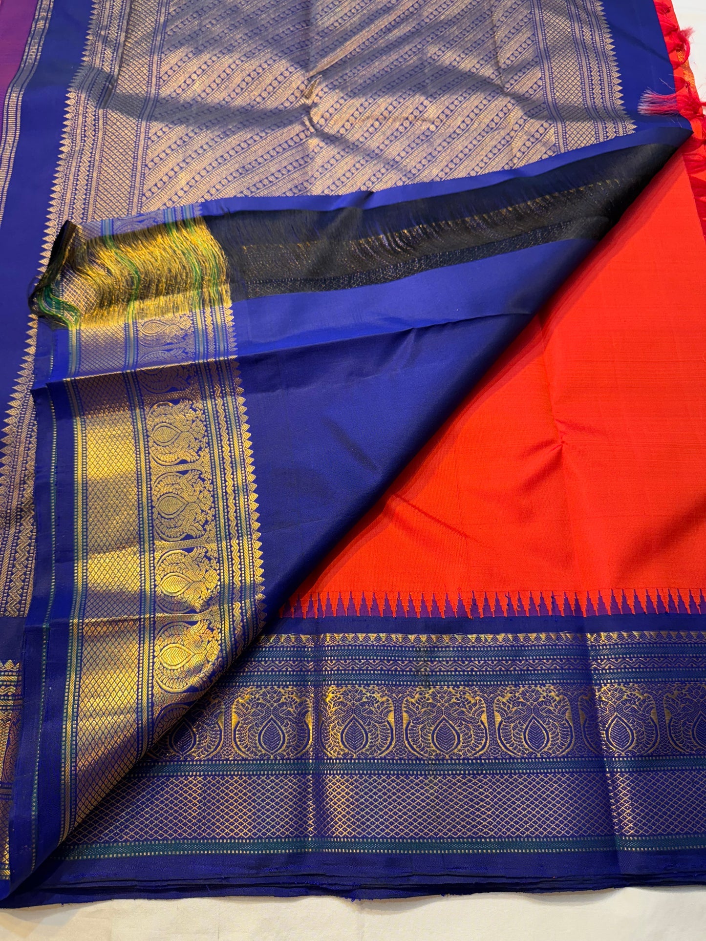 Tejaswini — Pure Kanchipuram Silk (Sindoor Red × Neelam Blue)
Korvai weave with swarna zari lotus borders and temple serrations
Grand neelam zari woven pallu • Silk Mark Certified • Free Shipping USA