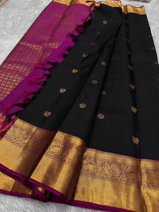 karupu mayil chakram — Pure Silk Kanchipuram
Jet-black body with gold chakram buttas & peacock zari borders in antique finish
Silk Mark Certified • Free USA Shipping • Ships in Two Weeks ✅