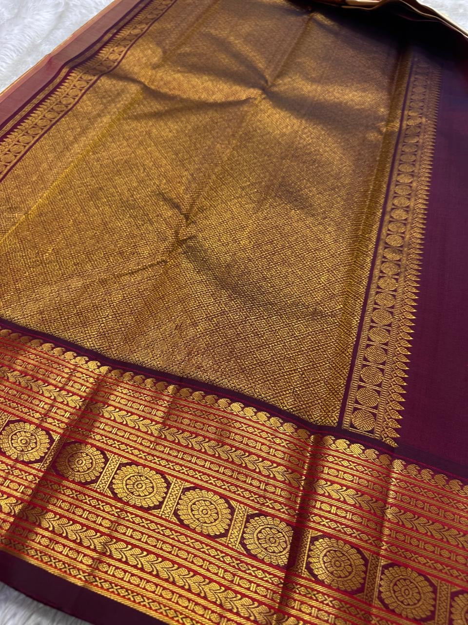 Chiku – Muted Beige & Maroon Pure Silk Kanchipuram Saree
Intricate floral chakram zari borders & rich antique gold brocade pallu ✨
Silk Mark Certified • Ships in Two Weeks • Free Shipping within USA ✅