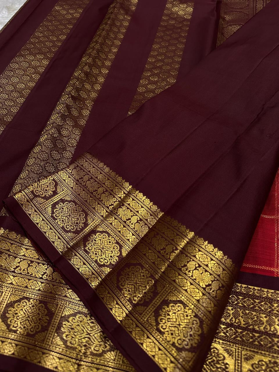 Sindhura Varna – Ruby Red & Maroon Pure Silk Kanchipuram Saree
Intricate gold kattam checks with dainty zari buttas & antique maroon borders ✨
Silk Mark Certified • Ships in Two Weeks • Free Shipping within USA ✅