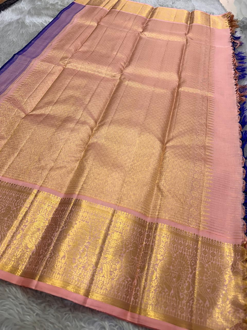 Neelaambal – Royal Calm Sea Blue Pure Kanchipuram Silk Saree with Peach Pink Border, Intricate Zari Detailing & Matching Blouse Fabric (Silk Mark Certified, Handloom, Fall & Pico Done, Free USA Shipping)