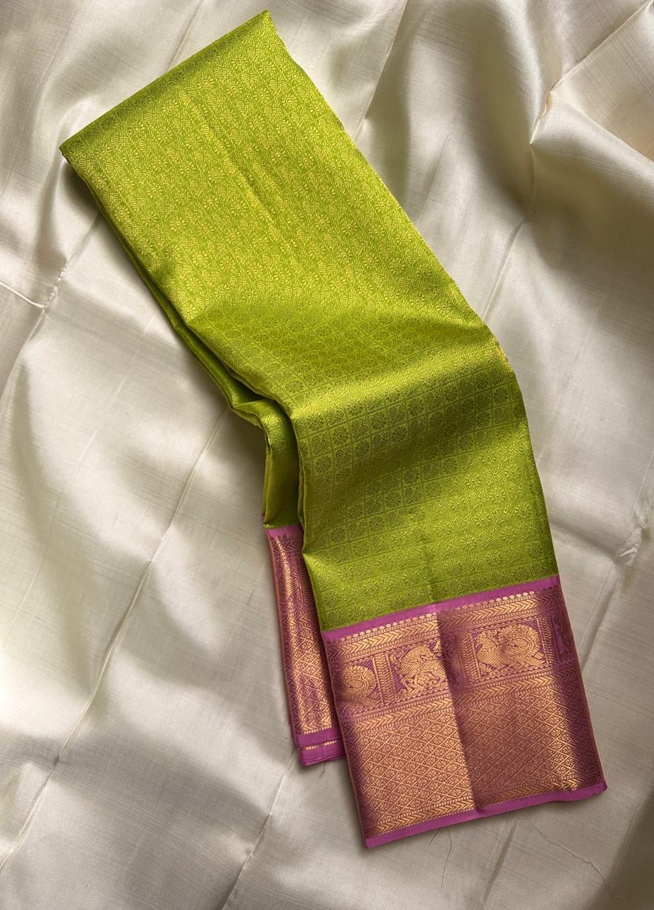 Harita – Chartreuse Green & Pastel Pink Kanchipuram Pure Silk Saree with Floral Jaal & Mayil Border
A refreshing chartreuse green drape with intricate silk thread floral jaal work.
Finished with pastel pink mayil borders and a thick woven Pallu