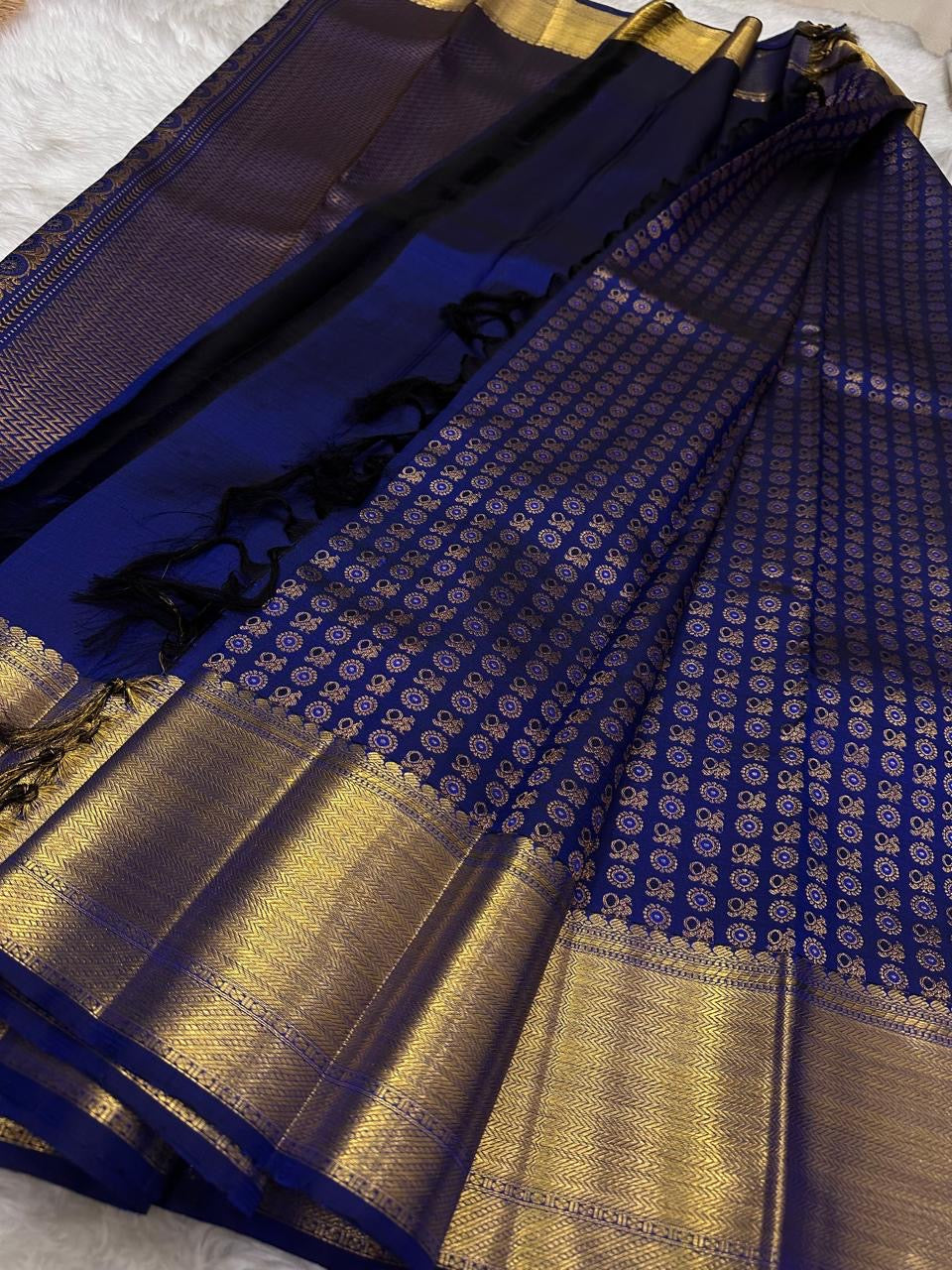 Tara – Royal Blue Kanchipuram Pure Silk Saree with shimmering Blue silk and Zari woven Mayil Motifs
The bold Baavanji border and exquisite chevron pallu add grandeur! Pure silk zari stunner