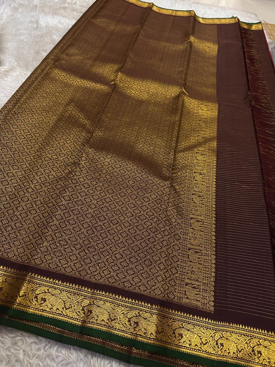 Ruby Red Zari Kattam — Pure Silk Kanchipuram Saree
Kumkum-Red Body with Gold Buttas & Royal-Purple Elephant Zari Kattam Border ✨
Silk Mark Certified • Free USA Shipping • Ships in 2 Weeks ✅