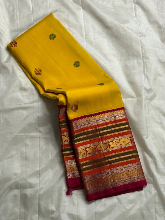 Pasupu sonaroopa -yellow body with green chakram & maroon sheaf buttas • Varisaipet korvai borders in rust, olive & rani pink with dual-tone zari • Grand  pallu with temple vines & medallions ✨
Silk Mark Certified ✅ • Free Shipping within USA in 1 week
