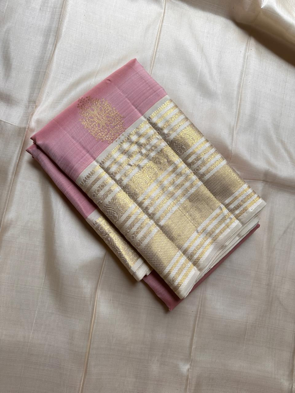 🌸 
Sveta Pushpam – Rose Pink & Ivory Korvai Kanchipuram
 Pure Silk • Gold Mankolam Buttas • Ivory–Gold Korvai Border & Grand Pallu
Silk Mark Certified ✅ • Fall & Pico Done ✅
Blouse Stitching Available ($30) ✅ • Free Shipping within USA ✅ 2 weeks