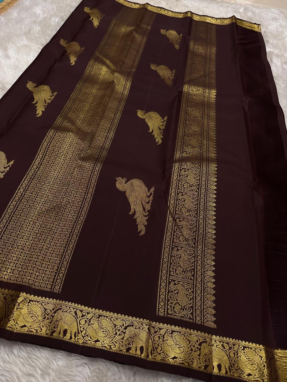Ponni Rustic Glow – Mustard & Maroon Pure Kanchipuram Silk Saree ✨
Featuring zari coin buttas, elephant & peacock borders, and grand pallu 💛
Silk Mark Certified ✅ | Ships in 2 Weeks | Free Shipping within USA 🇺🇸