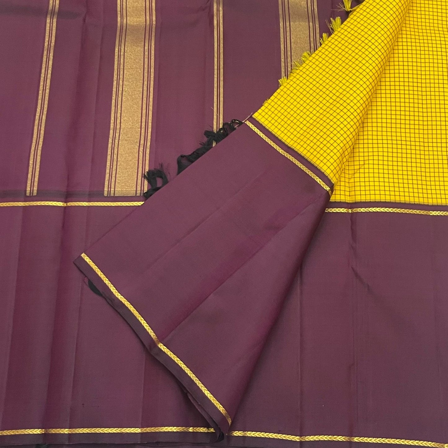 ✨ Amara Manjal — Pure Silk Kanchipuram Saree ✨
Mustard micro-kattam body paired with deep plum-wine borders and gold rope-zari pallu detailing.
Silk Mark Certified • Free USA Shipping • Ships in Two Weeks • Blouse Stitching Available ($30) ✅