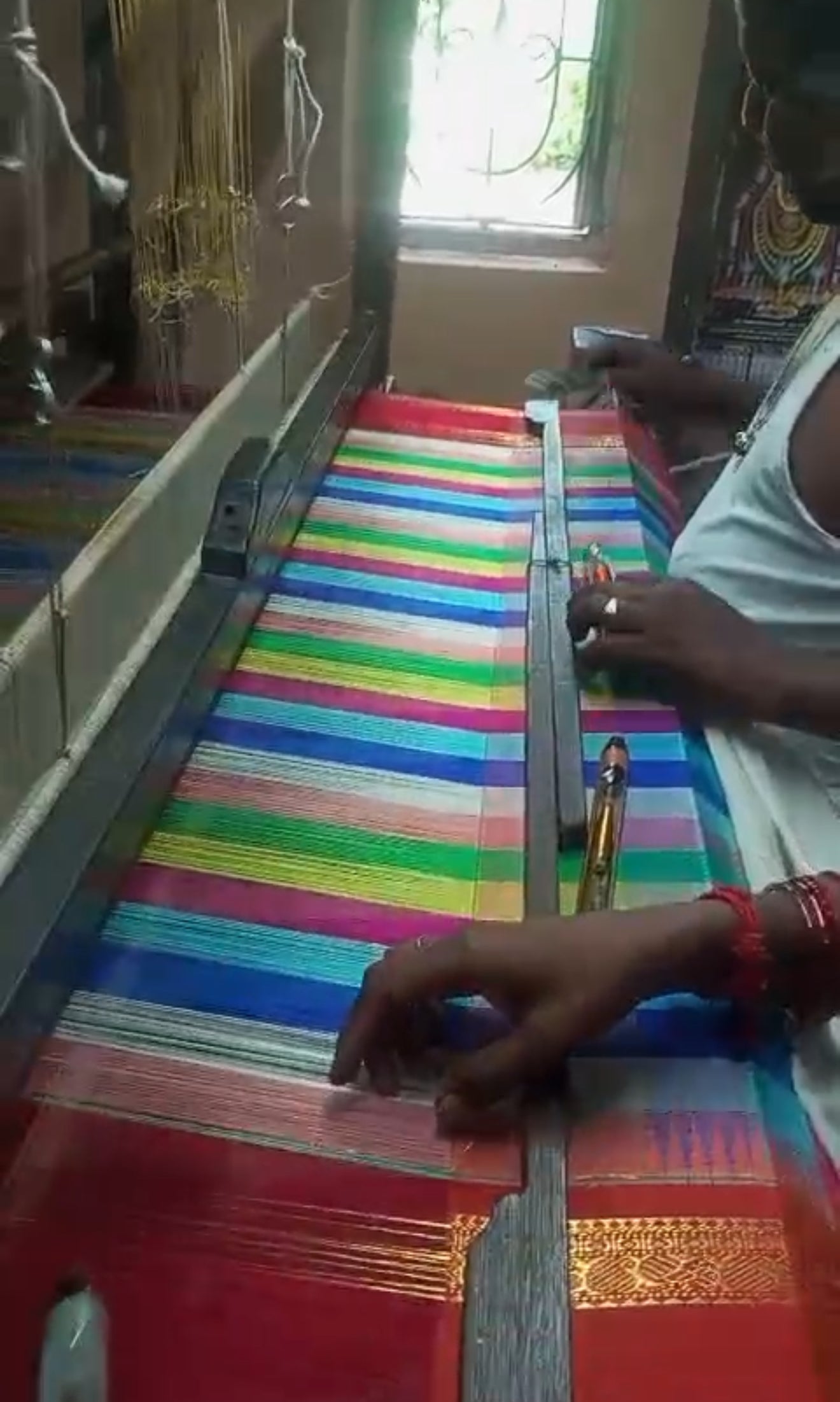 Ratna Mala ✨ – Pure Kanchipuram Silk Saree
Multicolor Checked Body in Vibrant Jewel Tones
Deep Red Korvai Border with Gold Zari Weaving
Grand Red 2gm Zari Brocade Pallu with Traditional Motifs