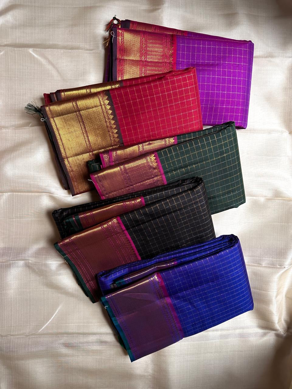Amethyst Zari Kattam – Pure Kanchipuram Silk Saree
Rich Amethyst Purple Body with Golden Zari Checks
Broad Gold Zari Border with Red Highlights & Temple Motifs
Radiant Ruby Red-Orange Pallu with Lustrous Zari Stripes
Silk Mark Certified, delivery in 2 we