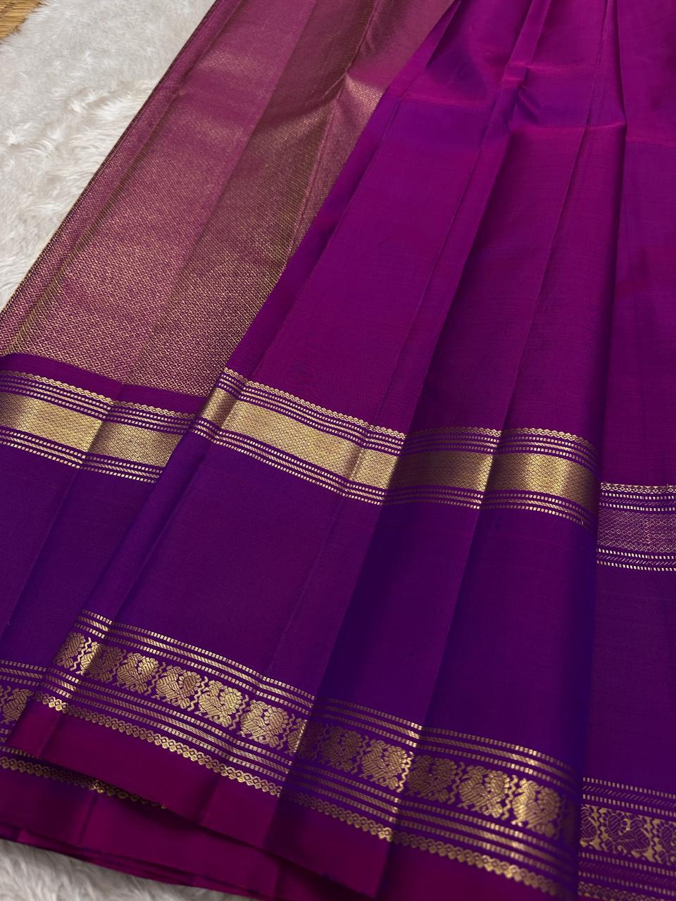 Vadamalli Chakra Butta – Pure Kanchipuram Silk Saree
Regal vadamalli (rani-purple) body with gold zari chakra buttas all over
Triple-line floral zari borders with intricate brocade strip & rich pallu
Silk Mark Certified | ships in 2 weeks