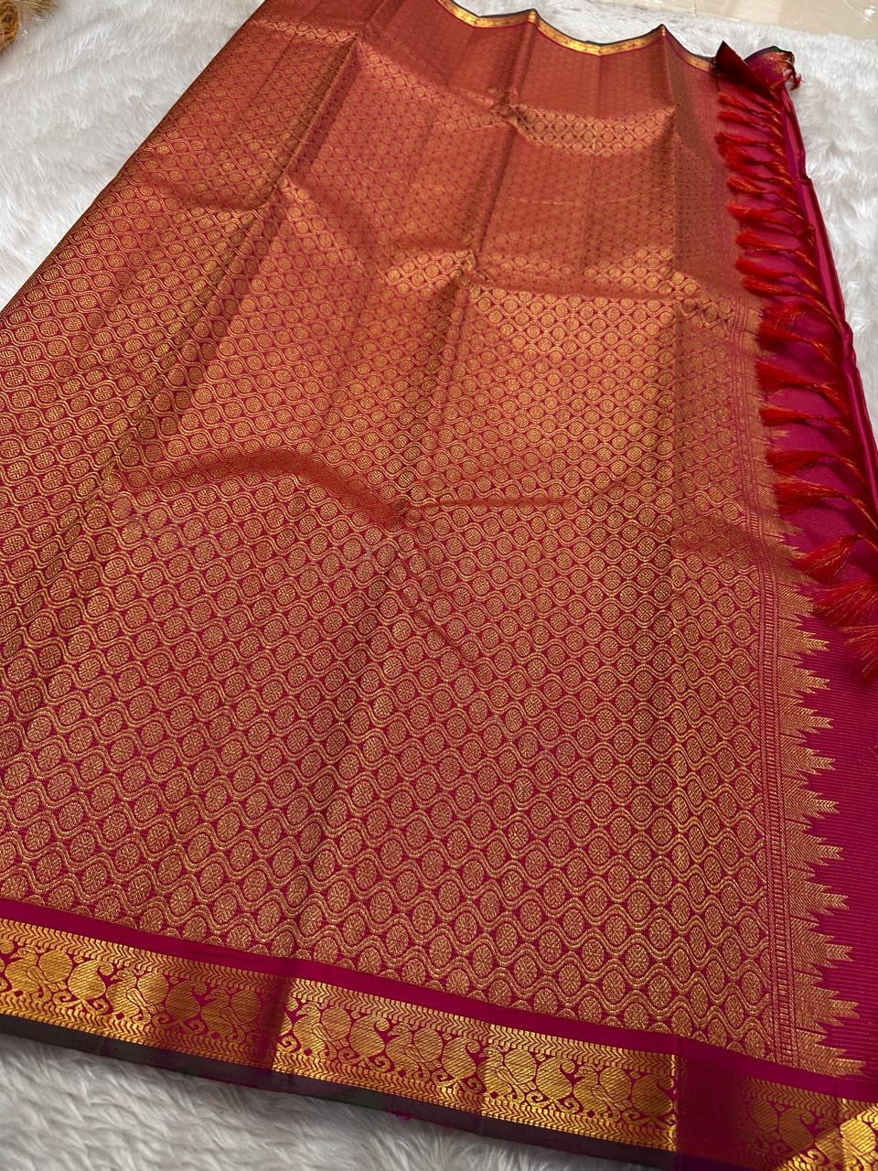 Vairaoosi Kili – Pink ✨
Pure Silk Kanchipuram Saree
with Delicate Parrot Motifs 🕊️
Vanki Neli Zari Border 🌿 with peacock and paisley motifs
& Opulent Brocade Pallu ✨