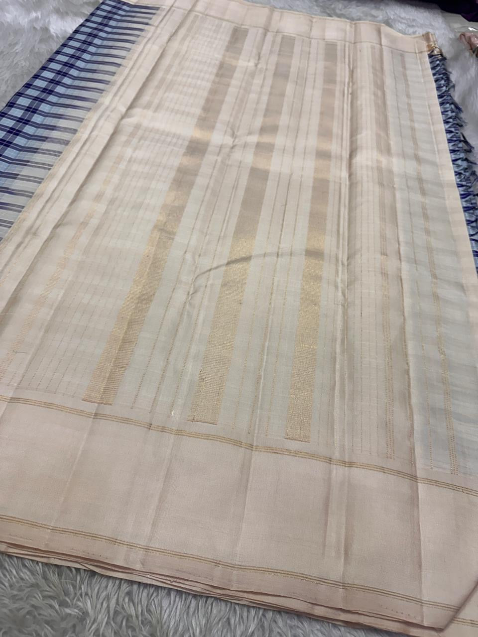 Nirai – Pastel Blue Kanchipuram Pure Silk Saree
Madras-Inspired Podi Kattam Checks in Navy, Cream & Silver
Cream Border with Subtle Zari Stripes
Seer Zari Pallu on a Canvas of Soft Cream Silk 🌿