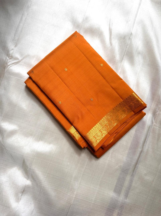 Small Border – Golden Mustard 🌼
Pure Kanchipuram silk in deep golden-mustard with petite zari buttas and floral vines border ✨
Silk Mark Certified • Free USA Shipping • Ships in Two Weeks ✅