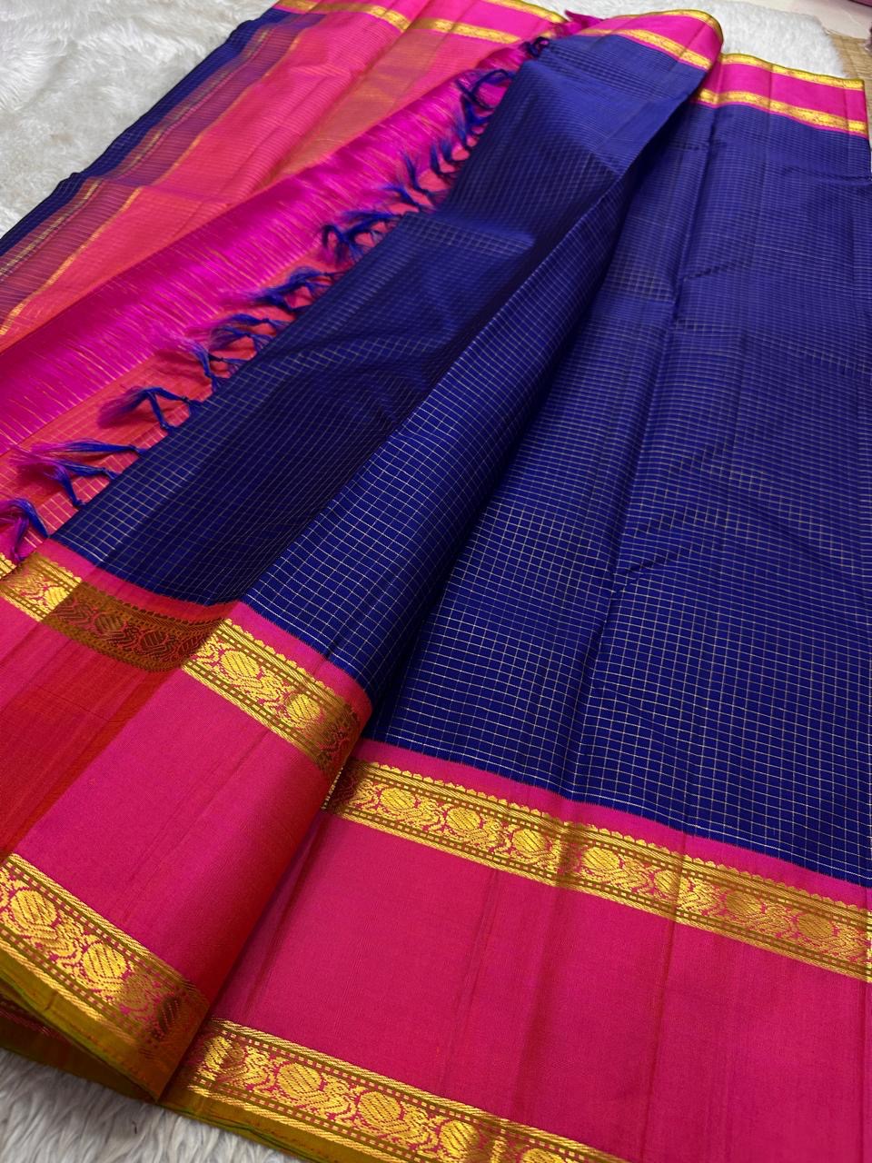 Andal Neelam Kattam — Pure Silk Kanchipuram
Royal neelam-blue body with antique-gold micro kattam checks ✨
Rani-pink korvai borders with kasu zari & grand zari pallu 🌸
Perfect festive drape for Diwali, weddings & temple occasions 🪔
Silk Mark Certified •