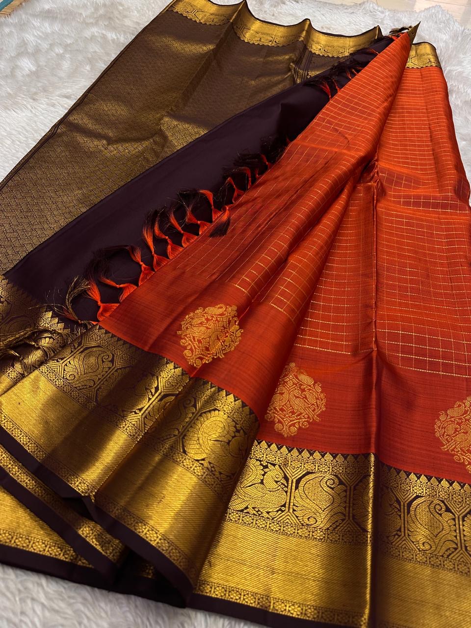 Rust Orange Chakram — Korvai Kanchipuram (Pure Silk)
Deep Aubergine Contrast Border & Diamond-Jaal Pallu
Peacock–Mango (Mayil–Mankolam) Zari Panels • Temple Edging
Handloom • Running Contrast Blouse with Zari Border
Silk Mark Certified • Ships in Two