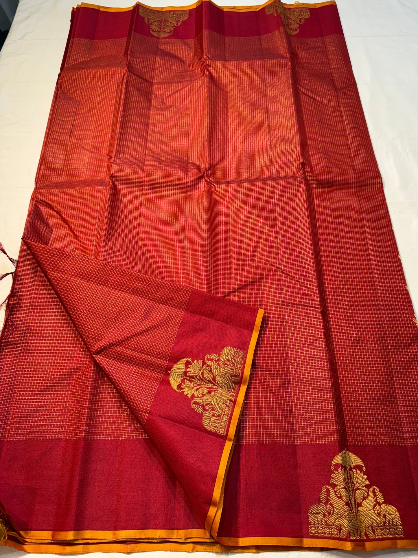 Vaaranam Kumkum — Pure Kanchipuram Silk Saree
Kumkum-red body with micro kattam checks and maroon korvai border
Silk Mark Certified • Ships in Two Weeks • Free USA Shipping ✅