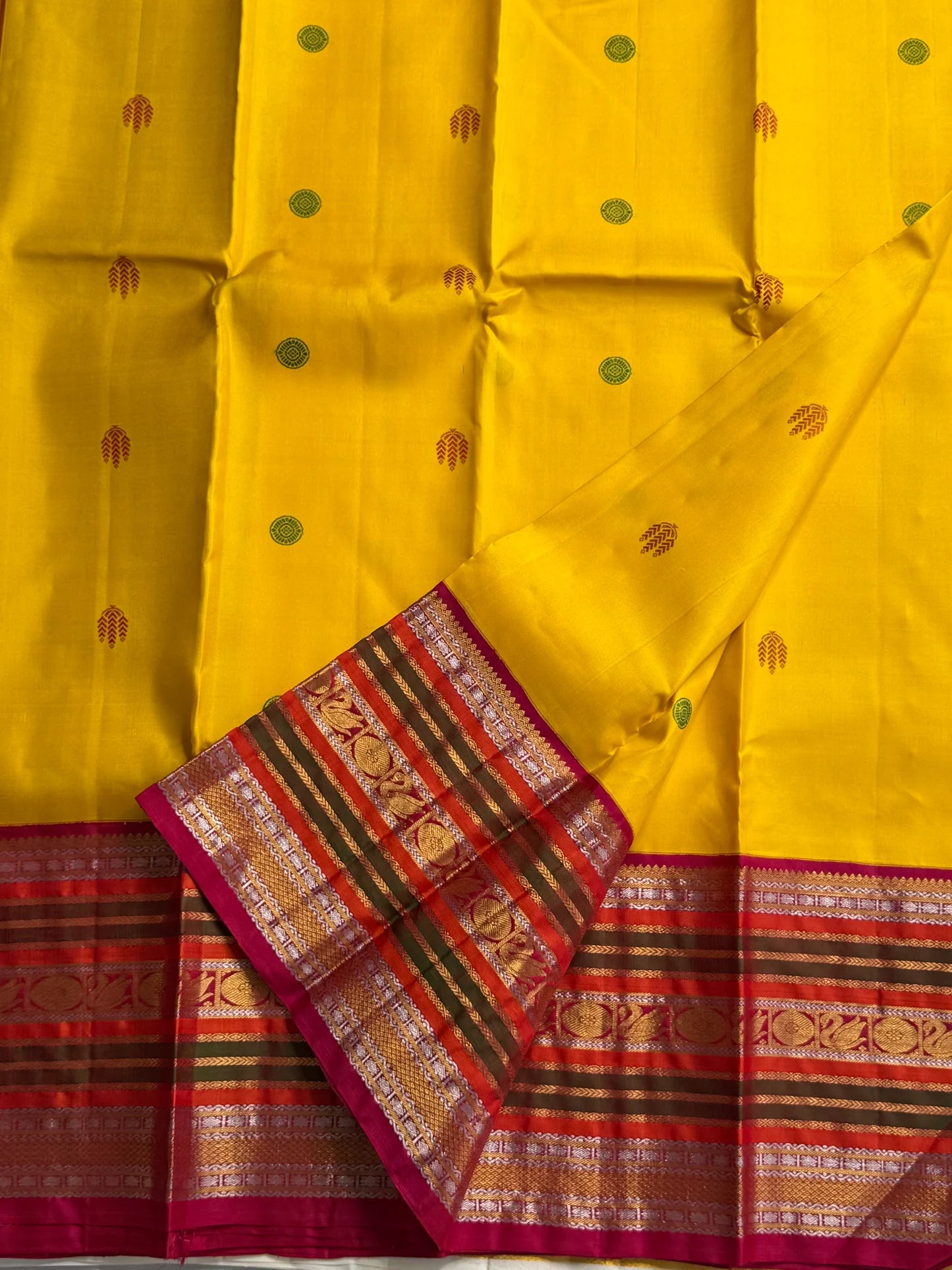 Pasupu sonaroopa -yellow body with green chakram & maroon sheaf buttas • Varisaipet korvai borders in rust, olive & rani pink with dual-tone zari • Grand  pallu with temple vines & medallions ✨
Silk Mark Certified ✅ • Free Shipping within USA in 1 week