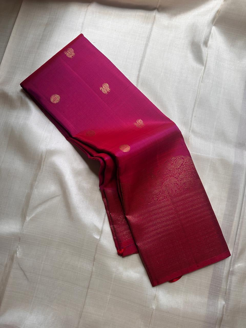 Lotus glow -radiant rani pink & crimson shot  body with lotus gold zari buttas 🌸
Majestic peacock panel pallu in antique gold jaal and temple border artistry ✨
Silk Mark Certified ✅ | Ships in 2 Weeks | Free Shipping within USA 🇺🇸