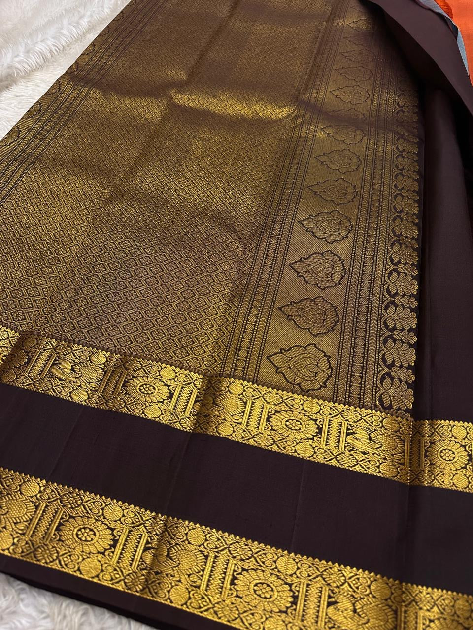 Amudham — Rust Orange Pure Silk Kanchipuram
Rust-orange body with golden paisley buttas & coffee-brown zari borders ✨
Silk Mark Certified • Free Shipping USA • Ships in Two Weeks ✅