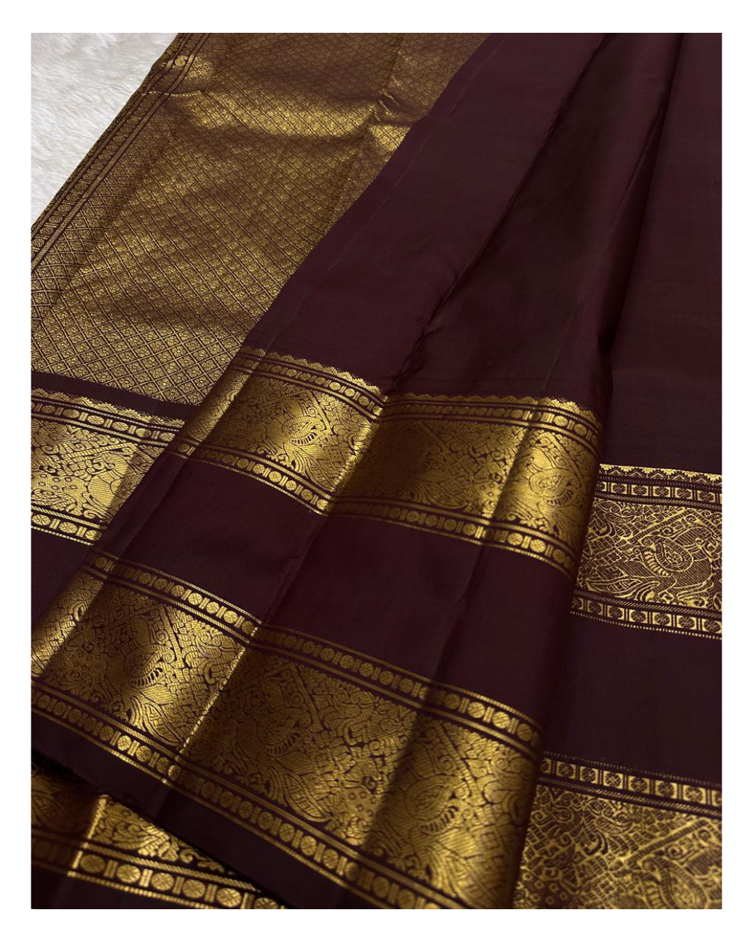Kasturi 🌰✨
Deep Coffee Brown Pure Silk Kanchipuram Saree
Gold Zari Woven Kamalam & Diamond Buttas All Over
Double Border with Mayil Pettu & Rettapettu Detailing
Diagonal Peacock Pallu with Floral Vine Motifs