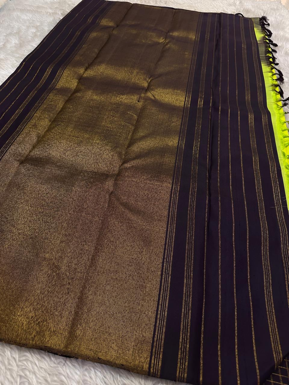 🌿 Venn Pachai – Deep Violet Checks & Lime Korvai Kanchipuram 🌿
✨ Pure Silk | Silk Mark Cert | Handloom Kanjivaram ✨
🪔 Violet & Gold Checks with Rich Zari Pallū | Bright Lime Green Body
🌸 Korvai | woven  Zari Buttas
Gandaberunda
🚚 Ships in 2weeks