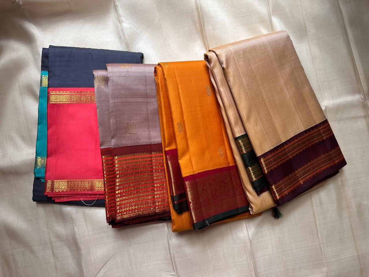 🌼 Marigold Kungumam Annam — Korvai Kanchipuram Pure Silk
Sun-marigold body with tiny mango buttas ✨
Kungumam maroon korvai borders with majestic Annam (peacock) panels
Rich maroon brocade pallu with diamond jaal & kaddi bands
Silk Mark Certified |
